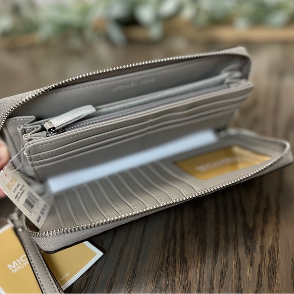 Michael Kors NEW leather jet set large zip around wallet/wristlet - Picture 5 of 10